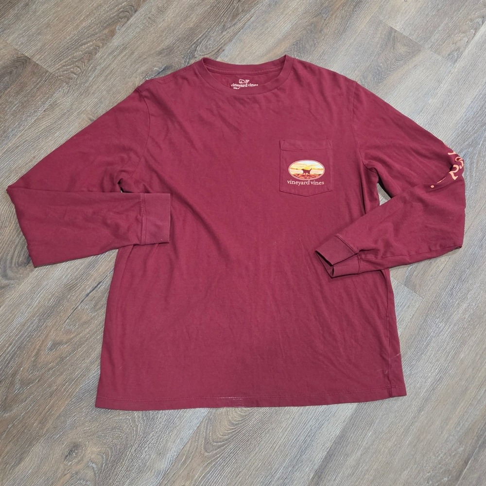 Vineyard Vines Mens Long Sleeve Pocket T-Shirt Maroon Sunset Dog Graphic Size M